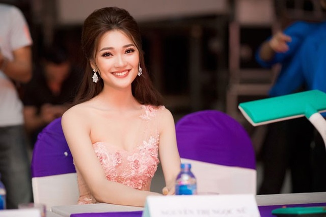 Người đẹp Ngọc Nữ duyên dáng làm giám khảo cuộc thi nhan sắc - 3 Ngọc Nữ thu hút mọi ánh nhìn khi chọn váy dạ hội màu pastel thiết kế lệch vai tại sự kiện. Người đẹp hoàn thiện phong cách bằng mái tóc bới cầu kỳ và trang điểm nhẹ nhàng. Trang phục này giúp cô gái sinh năm 1994 khoe được lợi thế làn da trắng mịn, vai trần gợi cảm cùng số đo 3 vòng nóng bỏng.