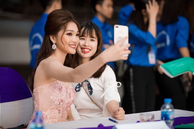 Người đẹp Ngọc Nữ duyên dáng làm giám khảo cuộc thi nhan sắc - 8 Ngoài ra, Ngọc Nữ khá hồi hộp chờ đợi sự đón nhận của công chúng khi bộ phim ngắn do cô thủ vai chính chuẩn bị công chiếu. Điện ảnh vốn là một niềm đam mê từ nhỏ nên Ngọc Nữ hy vọng thời gian tới, khi trình độ diễn xuất của mình được nâng cao thì sẽ có thêm nhiều cơ hội để thử thách bản thân.