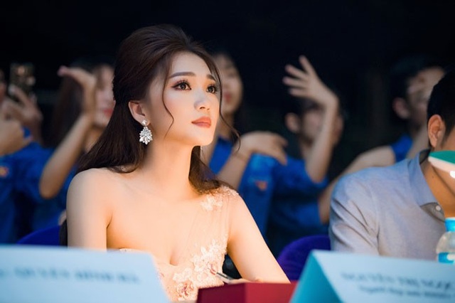 Người đẹp Ngọc Nữ duyên dáng làm giám khảo cuộc thi nhan sắc - 6 Tâm sự bên lề sự kiện, Ngọc Nữ cho biết cô vừa cảm thấy vui vì được đồng hành cùng các bạn sinh viên trẻ đầy đam mê, nhiệt huyết vừa lo lắng bởi áp lực khi phải chọn ra những thí sinh tài sắc vẹn toàn, xứng đáng cho các vị trí của cuộc thi. Phong cách chuyên nghiệp, duyên dáng cùng sự tự tin giúp người đẹp xứ Nghệ nhận được nhiều tình cảm yêu mến của khán giả từ sau cuộc thi Hoa hậu Hoàn vũ Việt Nam 2017 kết thúc.