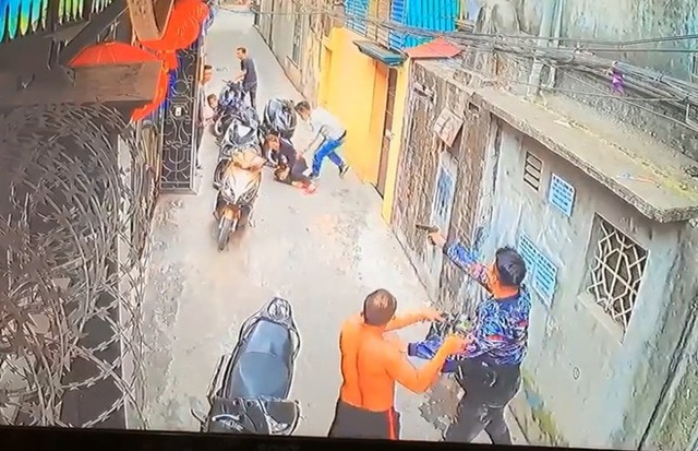 Vụ côn đồ bắn 2 vợ chồng ở Hải Phòng: Ra lệnh bắt khẩn cấp một số đối tượng - 1 Đối tượng chĩa súng bắn gục chị Hà (ảnh cắt ra từ clip)
