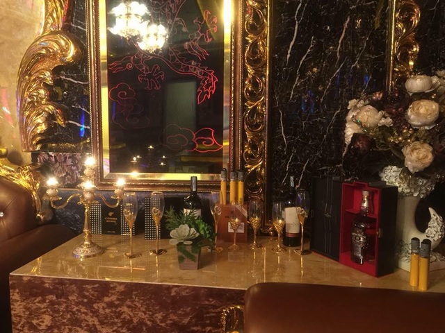 Cô gái chuyển giới và những đêm trắng bên ánh đèn màu karaoke - 2 Tiến chia sẻ, ngoài những sự cố ‘nảy lửa’ với khách, anh gặp không ít những tình huống bi hài. (Ảnh: nhân vật cung cấp)