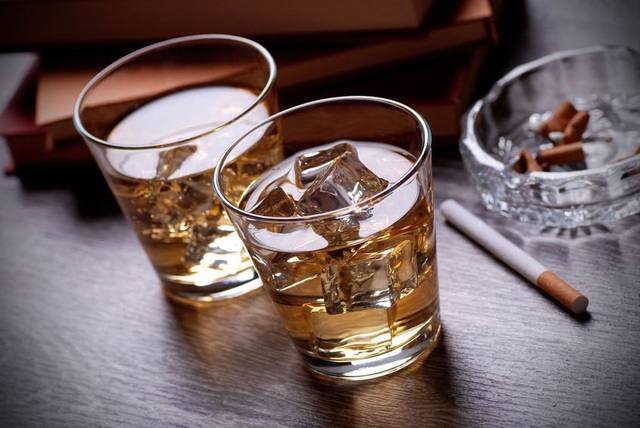 Điểm danh 5 nhóm đối tượng dễ mắc ung thư thực quản - 1 Người hút thuốc lá có nguy cơ mắc ung thư thực quản cao hơn nhiều so với những người khác
