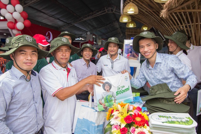 Kinh nghiệm sử dụng khoáng và ứng dụng kỹ thuật số trong nuôi Tôm - 2
Ông Nguyễn An Bình (thứ hai từ phải sang), Giám đốc Bộ phận Thủy sản, Bayer Việt Nam, và ông Trần Huỳnh Cường, Giám đốc Marketing Bộ phận Thủy sản, Bayer Việt Nam, (thứ nhất từ phải sang), giới thiệu giải pháp của Bayer với người nuôi tôm tại Hội chợ Vietshrimp 2018.