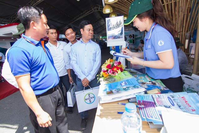 Kinh nghiệm sử dụng khoáng và ứng dụng kỹ thuật số trong nuôi Tôm - 3 Khách tham quan hội chợ Vietshrimp 2018 hào hứng trải nghiệm các hoạt động tại gian hàng Bayer Việt Nam.