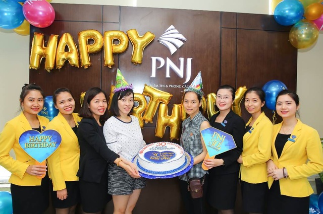 Cùng ngày sinh nhật với PNJ, khách hàng ngạc nhiên trước món quà bất ngờ |  Báo Dân trí