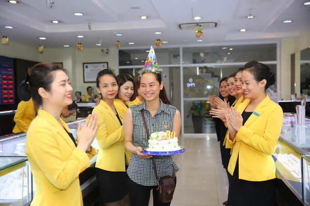 Cùng ngày sinh nhật với PNJ, khách hàng ngạc nhiên trước món quà bất ngờ - 6
Nhân viên PNJ hát mừng sinh nhật khách hàng