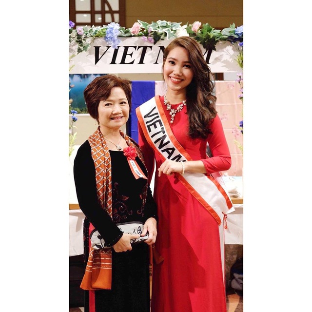Cô gái Việt tài sắc nổi bật tại Hội chợ từ thiện phụ nữ Châu Á Thái Bình Dương - 1 Cô gái tài sắc Nguyễn Quỳnh Anh (bên phải) hiện là sinh viên ngành Quan hệ quốc tế trường ĐH Quốc tế Tokyo.