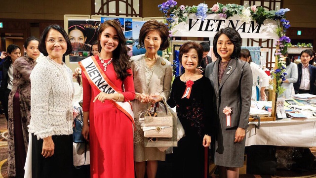 Cô gái Việt tài sắc nổi bật tại Hội chợ từ thiện phụ nữ Châu Á Thái Bình Dương - 2
Nguyễn Quỳnh Anh mặc áo dài đỏ đại diện cho gian hàng Việt Nam tại hội chợ từ thiện lớn nhất năm của Hội Phụ nữ Châu Á - Thái Bình Dương.