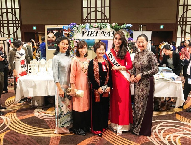Cô gái Việt tài sắc nổi bật tại Hội chợ từ thiện phụ nữ Châu Á Thái Bình Dương - 9 Nữ sinh mong muốn khẳng định vẻ đẹp hiện đại nhưng cũng rất truyền thống của người phụ nữ Việt Nam với bạn bè quốc tế.