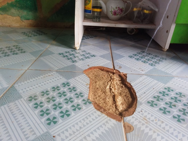 Hà Nội: Con thơ khát sữa vì mẹ bị sét đánh tử vong - 5 Những vết nứt trên tường nhà và cả gạch lát nền nhà của anh Bằng cũng bị sét đánh tung lên.