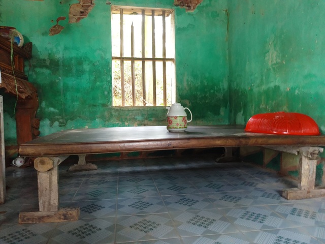 Hà Nội: Con thơ khát sữa vì mẹ bị sét đánh tử vong - 3 Chiếc giường nơi vợ chồng anh Bằng và chị Thu đang nằm thì bị sét đánh trúng sáng ngày 25/4.