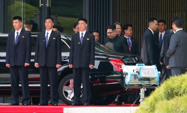 “Lá chắn sống” hình chữ V bảo vệ ông Kim Jong-un - 3 Vài giờ sau đó, khi nhà lãnh đạo Triều Tiên kết thúc hội đàm buổi sáng và lên xe limousine Mercedes-Benz S-Class để trở về phía bắc ăn trưa, 12 vệ sĩ lập tức bao quanh ông. (Ảnh: Yonhap)