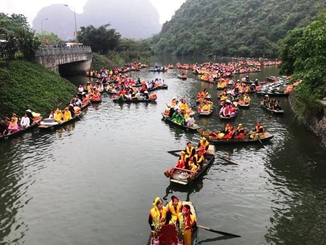 Hàng nghìn người dự lễ hội “Tràng An kết nối di sản” - 2 Tham dự lễ hội năm nay có hàng nghìn người dân và du khách thập phương. Mọi người cùng nhau đổ về danh thắng Tràng An để tri ân công đức của Đức thánh Quý Minh Đại Vương - người có công lớn giữ yên bờ cõi, bảo vệ giang sơn. Bên cạnh đó cùng nhau cầu quốc thái dân an, mùa màng tốt tươi.