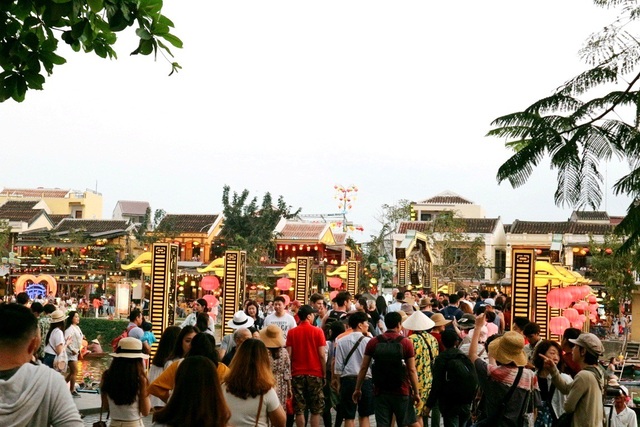Du khách đến Hội An tăng mạnh dịp lễ 30/4-1/5 - 2 Nhiều điểm vui chơi, tham quan ở Hội An chật cứng du khách