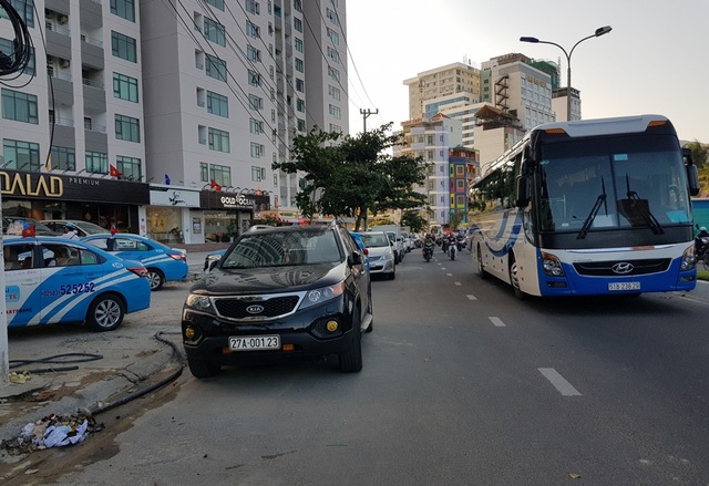 Nha Trang: Bãi biển đông nghịt người trong ngày đầu dịp lễ 30/4-1/5 - 7 Loạt ô tô ngang nhiên đậu đỗ trên lòng đường trước một chung cư trên đường Phạm Văn Đồng, Nha Trang, chiều 28/4
