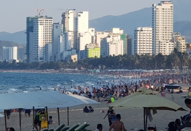 Nha Trang: Bãi biển đông nghịt người trong ngày đầu dịp lễ 30/4-1/5 - 2 Bãi biển phía đông đường Trần Phú Nha Trang đông nghịt du khách và người dân tắm biển, chiều 28/4