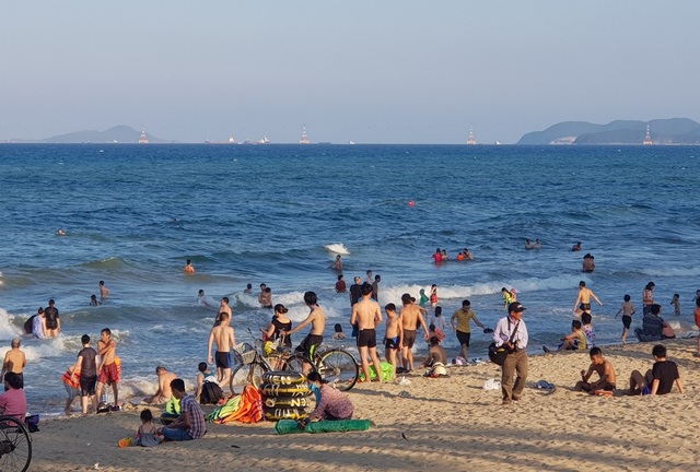 Nha Trang: Bãi biển đông nghịt người trong ngày đầu dịp lễ 30/4-1/5 - 3 Nha Trang: Bãi biển đông nghịt người trong ngày đầu dịp lễ 30/4-1/5 - 3