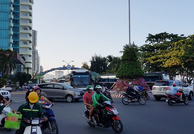 Nha Trang: Bãi biển đông nghịt người trong ngày đầu dịp lễ 30/4-1/5 - 8 Đường Trần Phú chiều 28/4 tấp nập ô tô đưa đón du khách đi tham quan