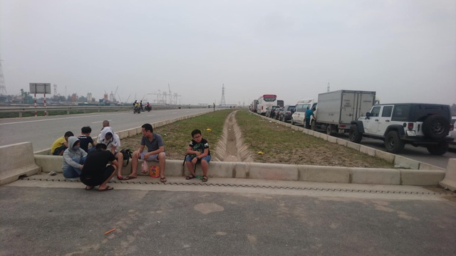 Cầu Tân Vũ - Lạch Huyện tắc cứng suốt 5 tiếng, du khách bỏ xe đi bộ - 4
Mệt mỏi chờ đợi.