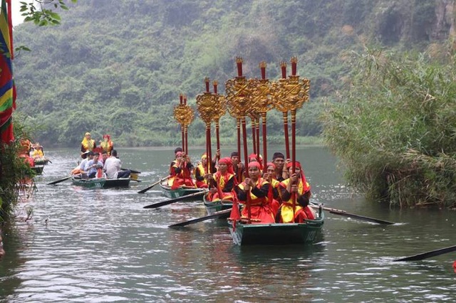 Hàng nghìn người dự lễ hội “Tràng An kết nối di sản” - 5 Các đoàn rước đi thành đoàn trên những chiếc thuyền, đoàn đi dọc theo dòng sông Sào Khê rước nước vào đền Suối Tiên (đền thờ Đức thánh Quý Minh Đại Vương) và thực hiện các lễ tế tại đây.