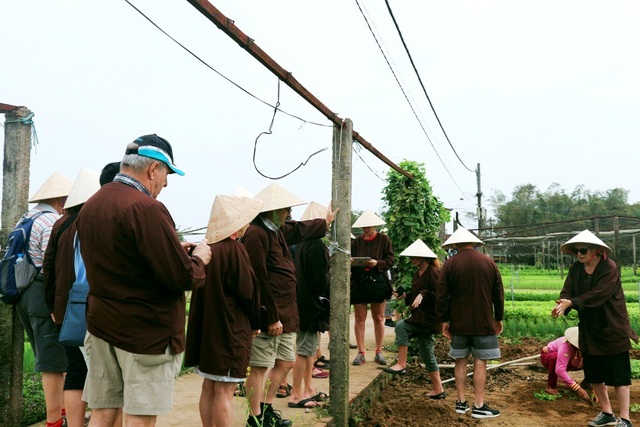 Du khách đến Hội An tăng mạnh dịp lễ 30/4-1/5 - 7 Do khách đông nên các khách sạn, nhà nghỉ… luôn trong tình trạng full phòng, giá tăng khoảng 30-40% so với ngày thường