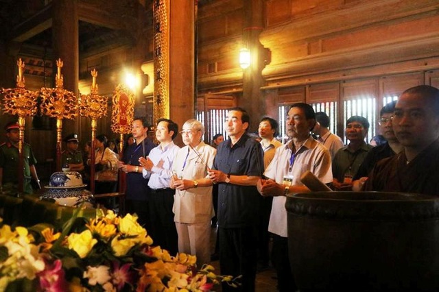 Hàng nghìn người dự lễ hội “Tràng An kết nối di sản” - 9 Lãnh đạo tỉnh Ninh Bình dâng hương thành kính Đức thánh Quý Minh Đại Vương.