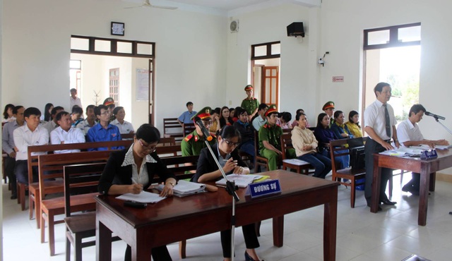 Phú Yên: Giáo viên bị cho thôi việc tiếp tục gửi đơn kiện - 2
Vụ kiện của 12 GV bị thôi HĐLĐ vào ngày 15/8 đã được đưa ra xét xử 2 lần nhưng chưa có kết quả vì thiếu bị đơn và các chứng từ liên quan.