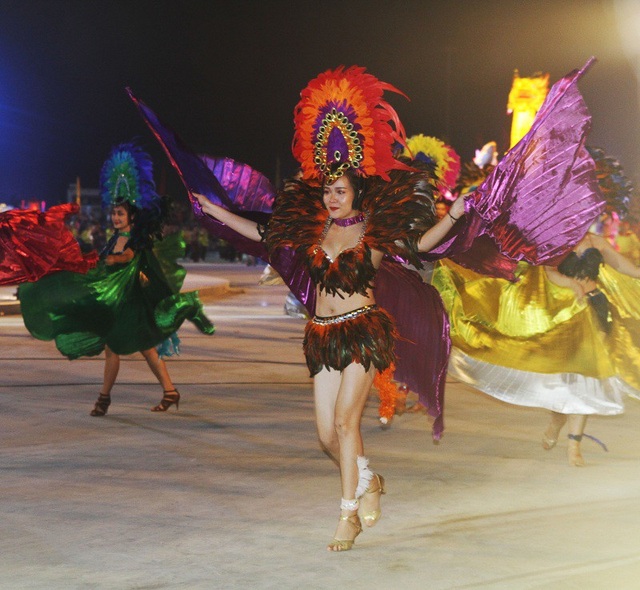 Vẻ đẹp quyến rũ của những bóng hồng tại Carnaval Hạ Long - 3
Gương mặt khả ái của một vũ công tại carnaval Hạ Long 2018.