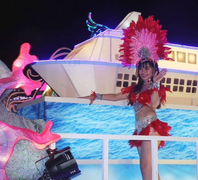 Vẻ đẹp quyến rũ của những bóng hồng tại Carnaval Hạ Long - 5 Vẻ đẹp quyến rũ của những bóng hồng tại Carnaval Hạ Long - 5