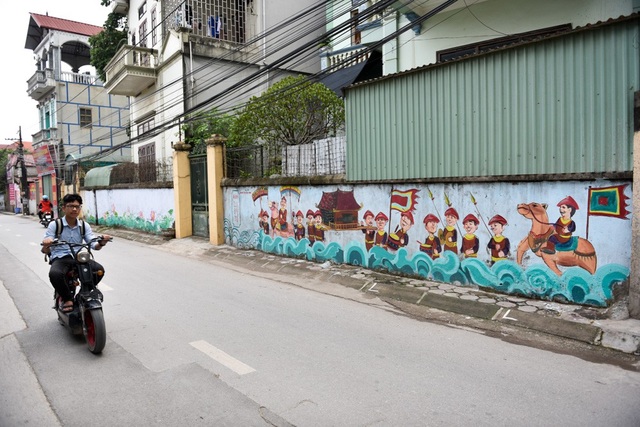 Con đường bích họa độc đáo ở chùa Thầy - 1
Con đường bích họa ở chùa Thầy (xã Sài Sơn, Huyện Quốc Oai, Hà Nội) gây bất ngờ cho du khách khi tới tham quan di tích nổi tiếng này bằng những bức tranh độc đáo vẽ trên tường hai bên đường.