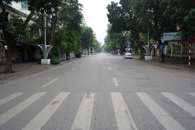 Đường phố Hà Nội vắng vẻ trong ngày nghỉ lễ - 2
Phố Ngô Quyền cũng vắng lặng khác hẳn ngày thường.