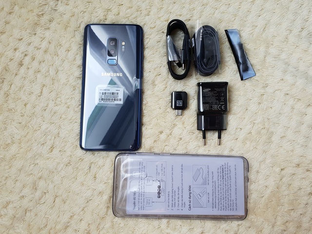 Galaxy S9+ màu xanh san hô chính thức lên kệ - 2 Bên trong hộp máy bao gồm cáp sạc USB Type C, củ sạc, tai nghe, cổng chuyển đổi, sách hướng dẫn và ốp lưng nhựa trong.