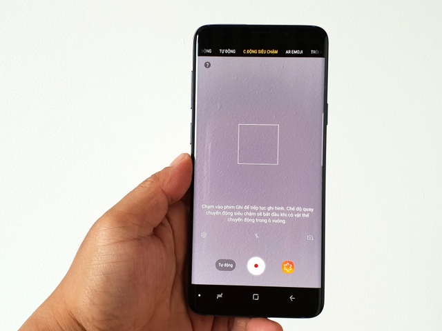 Galaxy S9+ màu xanh san hô chính thức lên kệ - 10 Đáng chú ý trong camera này đó là thiết bị đầu tiên sở hữu tính năng khẩu độ kép F1.5/F2.4, giúp người dùng linh hoạt hơn ở môi trường thiếu sáng hoặc sáng rực để đảm bảo các bức ảnh không bị nhòa hay nhiễu hạt.