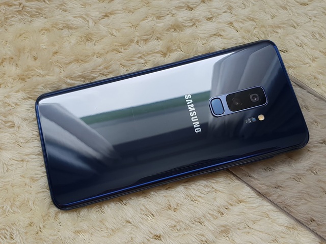 Galaxy S9+ màu xanh san hô chính thức lên kệ - 5 Màu sắc xanh này khá đặc biệt khi xoay các nguồn sáng khác nhau sẽ cho ra các màu đậm hoặc nhạt và phản chiếu khá thích mắt.