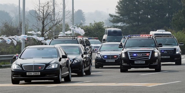 Chiêm ngưỡng dàn xe sang hộ tống hai nhà lãnh đạo Hàn-Triều - 2
Nổi bật trong đoàn xe là 5 chiếc Cadillac Escalades của nhà sản xuất Mỹ General Motors. Những xe này thu hút sự chú ý ngay khi đoàn xe rời phủ tổng thống ở Seoul rạng sáng 27/4. (Ảnh: Reuters)