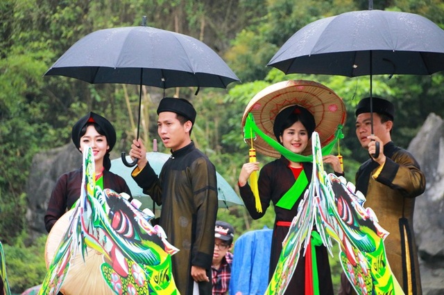 Hàng nghìn người dự lễ hội “Tràng An kết nối di sản” - 11 Nhiều đoàn nghệ thuật trong nước là các tỉnh có di sản văn hóa phi vật thể cũng được quy tụ về di sản Tràng An trong dịp lễ hội. Các đoàn nghệ thuật này được bố trí trình diễn tại các sân khấu dọc theo hai bên bờ sông Sào Khê để biểu diễn cho du khách thưởng thức các làn điệu dân ca, quan họ, hát chèo, hát xoan...