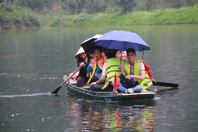 Thủ tướng đánh trống khai hội Tràng An - 6 Người dân tham dự lễ hội Tràng An và tham quan di sản kép có một không hai của Việt Nam.