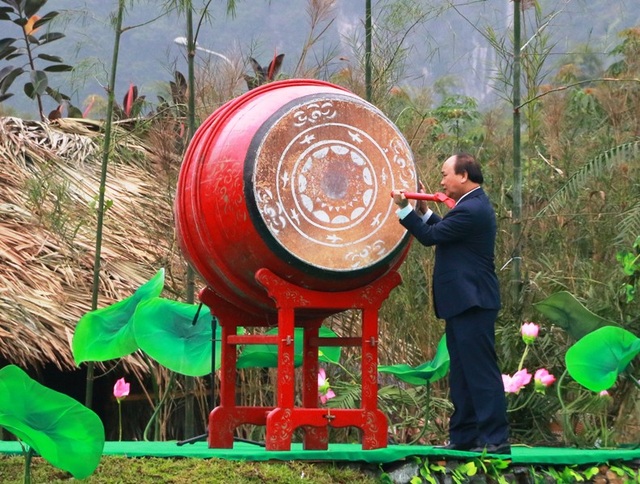 Thủ tướng đánh trống khai hội Tràng An - 2 Thủ tướng Nguyễn Xuân Phúc đến dự và đánh trống khai mạc lễ hội Tràng An năm 2018.