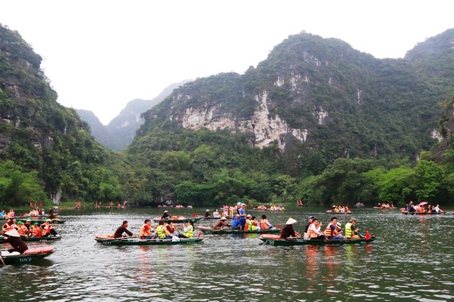 Hàng nghìn người dự lễ hội “Tràng An kết nối di sản” - 15 Rộn ràng lễ hội Tràng An năm 2018, khắp các nơi trong vùng di sản tràn ngập người dân và du khách.