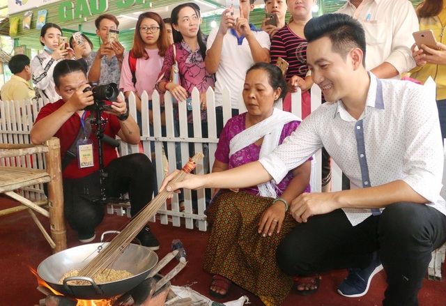 Hàng ngàn người dân chen nhau ở lễ hội bánh dân gian Nam bộ - 8 Ca sĩ Nguyễn Phi Hùng tham gia làm bánh cùng các nghệ nhân