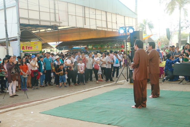 Hàng ngàn người dân chen nhau ở lễ hội bánh dân gian Nam bộ - 11 Các nghệ nhân biểu diễn đờn ca tài tử tại Con đường bánh dân gian