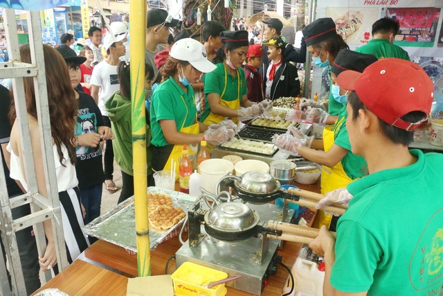 Hàng ngàn người dân chen nhau ở lễ hội bánh dân gian Nam bộ - 10 Rất đông du khách đứng đợi để thưởng thức bánh tại lễ hội