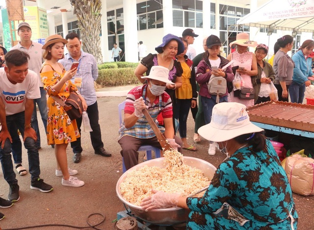 Hàng ngàn người dân chen nhau ở lễ hội bánh dân gian Nam bộ - 2 Quá trình làm bánh cốm