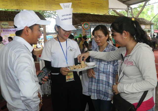 Hàng ngàn người dân chen nhau ở lễ hội bánh dân gian Nam bộ - 9 Các tình nguyện viện mời du khách thưởng thức bánh dân gian