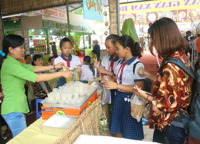 Hàng ngàn người dân chen nhau ở lễ hội bánh dân gian Nam bộ - 5 Các em học sinh trường tiểu học Võ Trường Toản (Ninh Kiều, Cần Thơ) tham gia lễ hội