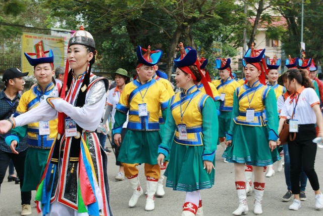 Người dân, du khách đổ ra đường xem Lễ hội quảng diễn đường phố - 11 Đất nước Mông Cổ đặc trưng qua các bộ trang phục xứ đồng cỏ thảo nguyên