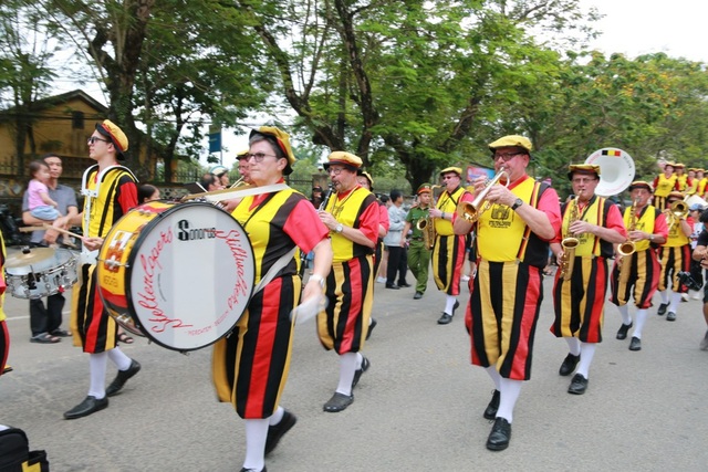 Người dân, du khách đổ ra đường xem Lễ hội quảng diễn đường phố - 12 Trống và kèn rộn rã của đoàn Bỉ