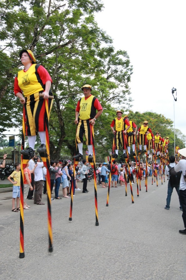 Người dân, du khách đổ ra đường xem Lễ hội quảng diễn đường phố - 13 Những cây cà kheo cao lênh khênh của Vương quốc Bỉ xuất hiện trên đường phố Huế