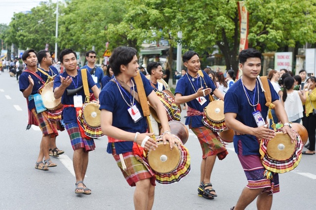 Người dân, du khách đổ ra đường xem Lễ hội quảng diễn đường phố - 17 Đoàn nghệ thuật cồng chiêng Đắk Lắk