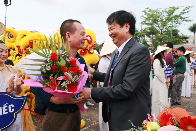 Người dân, du khách đổ ra đường xem Lễ hội quảng diễn đường phố - 6 Ông Nguyễn Dung, Phó Chủ tịch UBND tỉnh Thừa Thiên Huế, Trưởng Ban tổ chức Festival Huế 2018 phát biểu và tặng hoa cho các đoàn biểu diễn